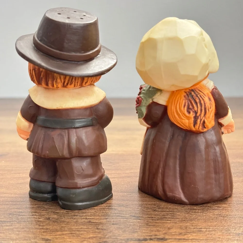 VINTAGE Hallmark Thanksgiving PILGRIM FIGURINES Boy Girl Salt Pepper Shakers Set